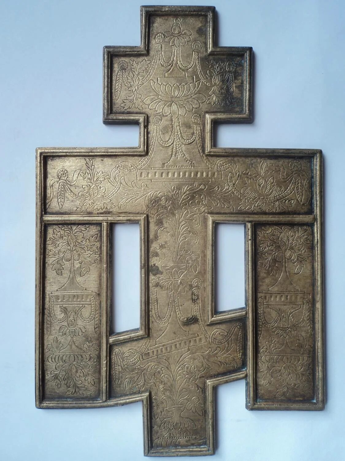 крестик православный из серебра 925 пробы. перевернутый краст жначение. перевернутый крест на черном фоне. надпись на крестике. крест нательный.