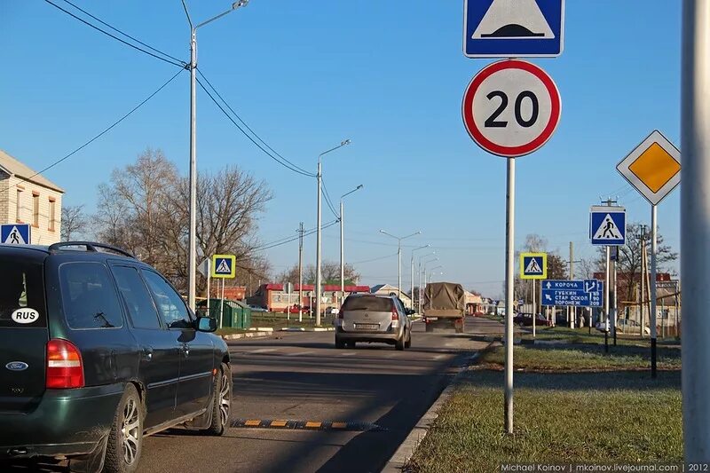 Установленные дорожные знаки на дороге. Дорожные знаки лежачий полицейский. Табличка искусственная неровность. Дорожные знаки на улицах города. Знаки ограничения скорости действуют до перекрестка