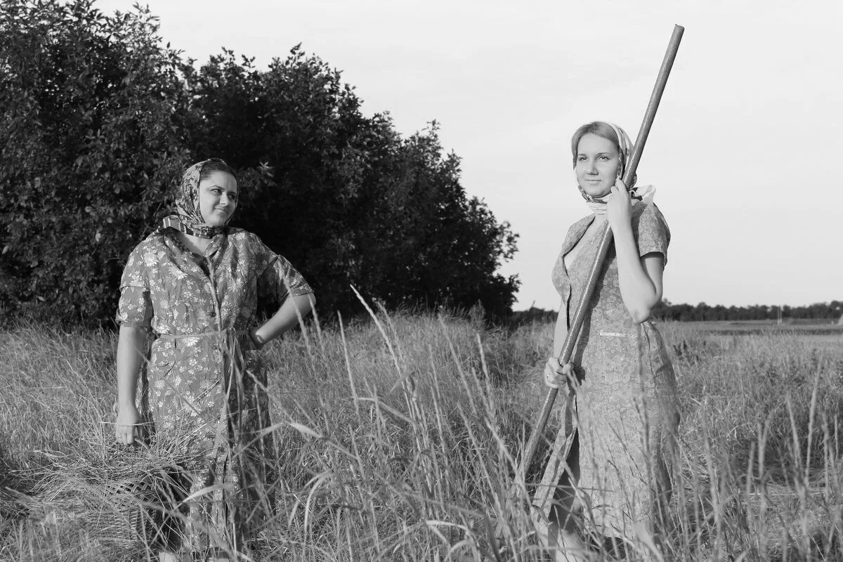 С мамой на сенокосе. Сенокос 1941. Женщина на сенокосе. Деревня сенокос женщины. Девушки на сенокосе.