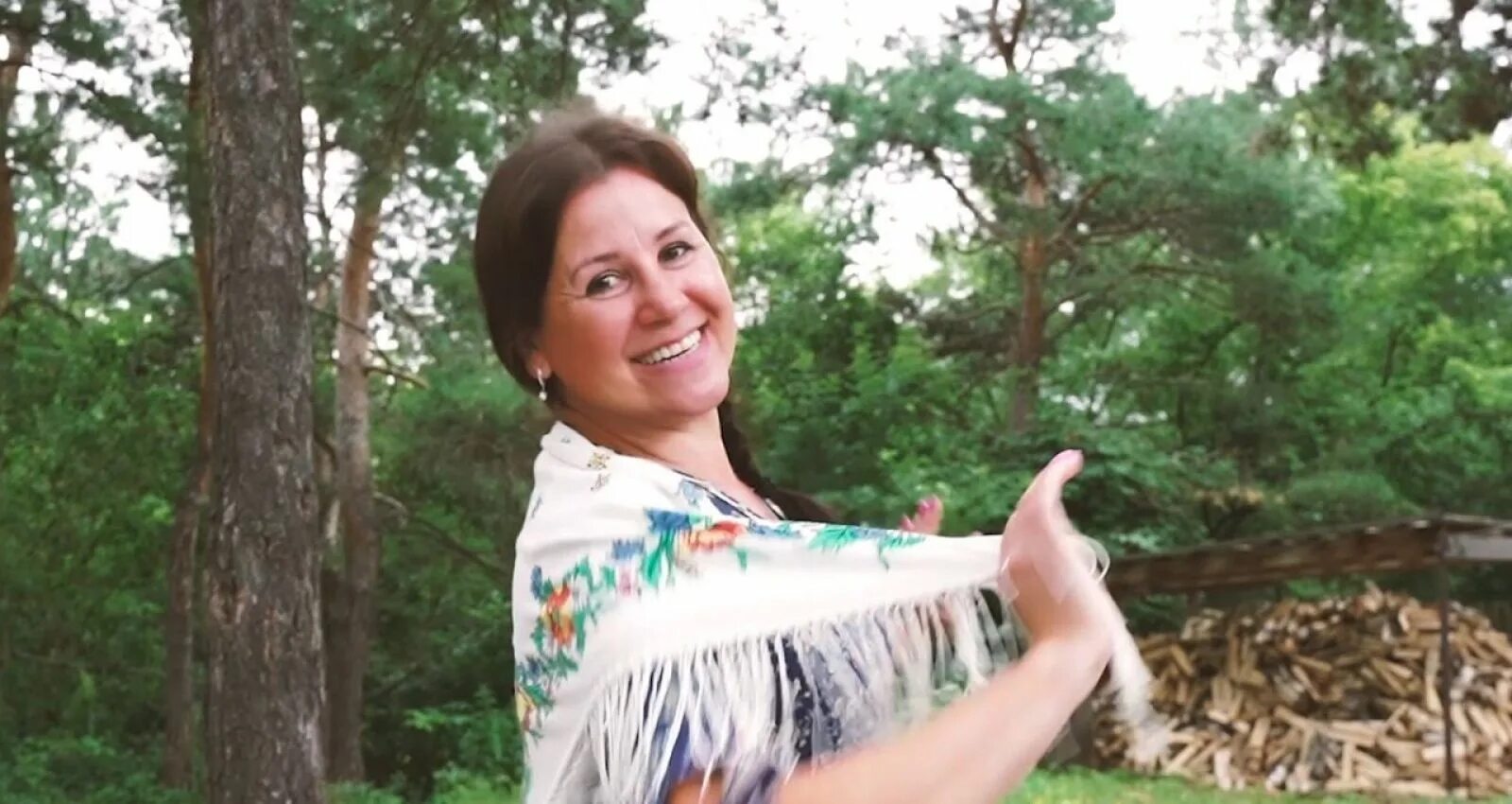 24 поет песню