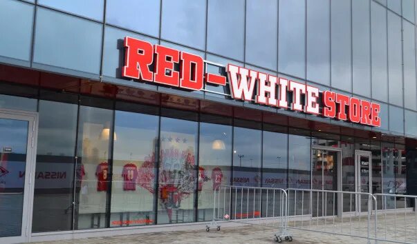 Магазин red and white в сша. Red white store открытие арена. Красная пресня 21 спартак магазин. Red white store на открытие. Улица 1905 года магазин фк спартак.