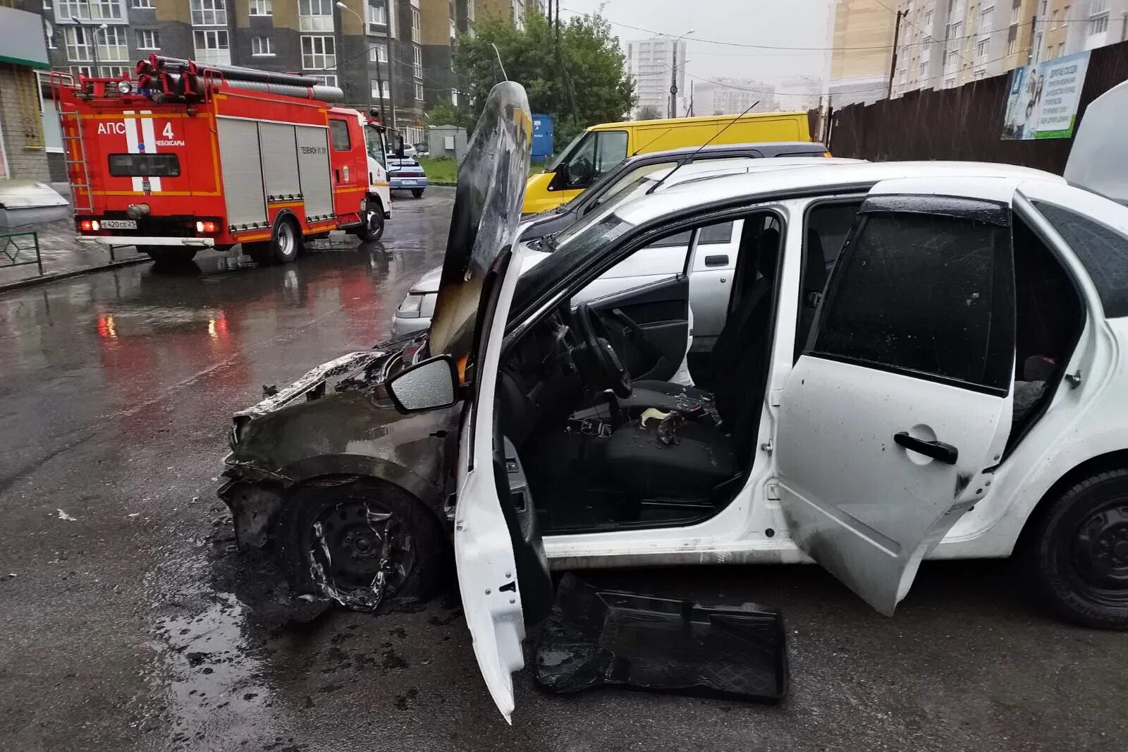 Прогород чебоксары новости происшествия. Горящая лада гранта. пожар лада гранта. происшествия в чебоксарах за сутки.
