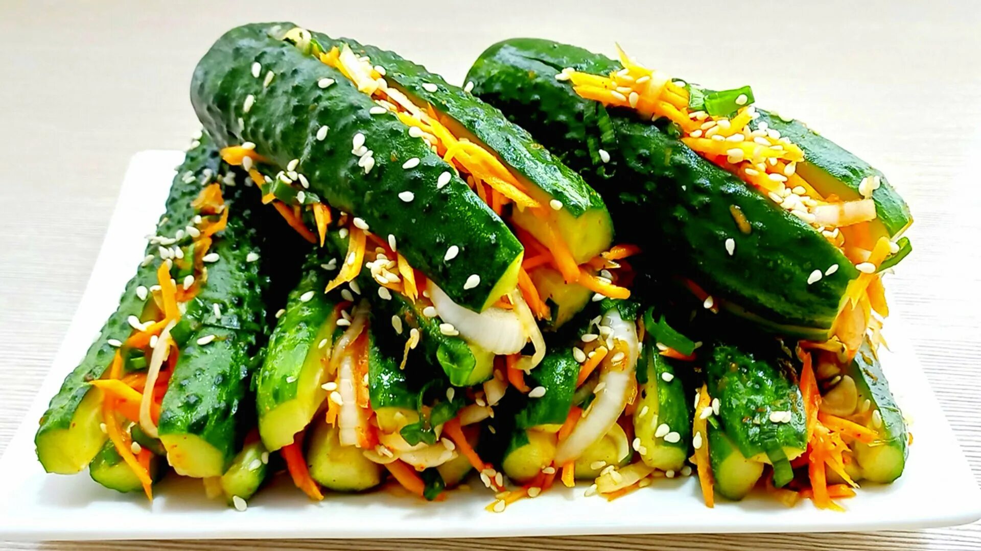 Огурцы по корейски с кунжутом и соевым. Огурчики кимчи. огуречное кимчи. огурчики кимчи по корейски. кимчи из огурцов.