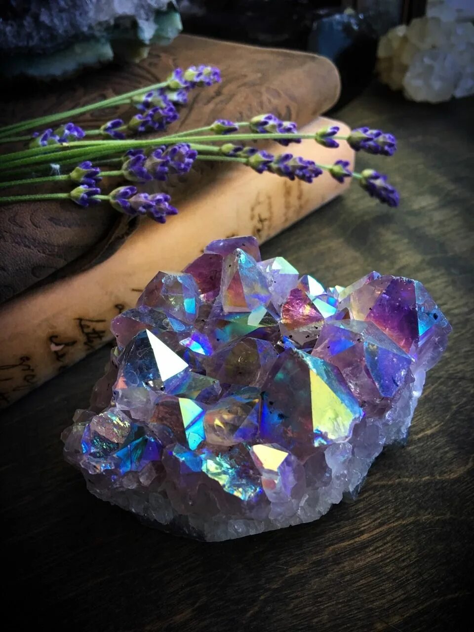 Камни минералы Самоцветы. Флюорит камень друза. Красивые Кристаллы. Живые Кристаллы. Кристаллические камни