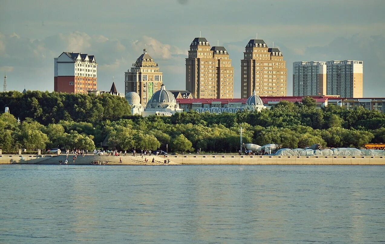 Город рядом с китаем через реку. Благовещенск набережная хэйхэ. Граница благовещенск хэйхэ. Благовещенск через реку китай. Благовещенск набережная хэйхэ.