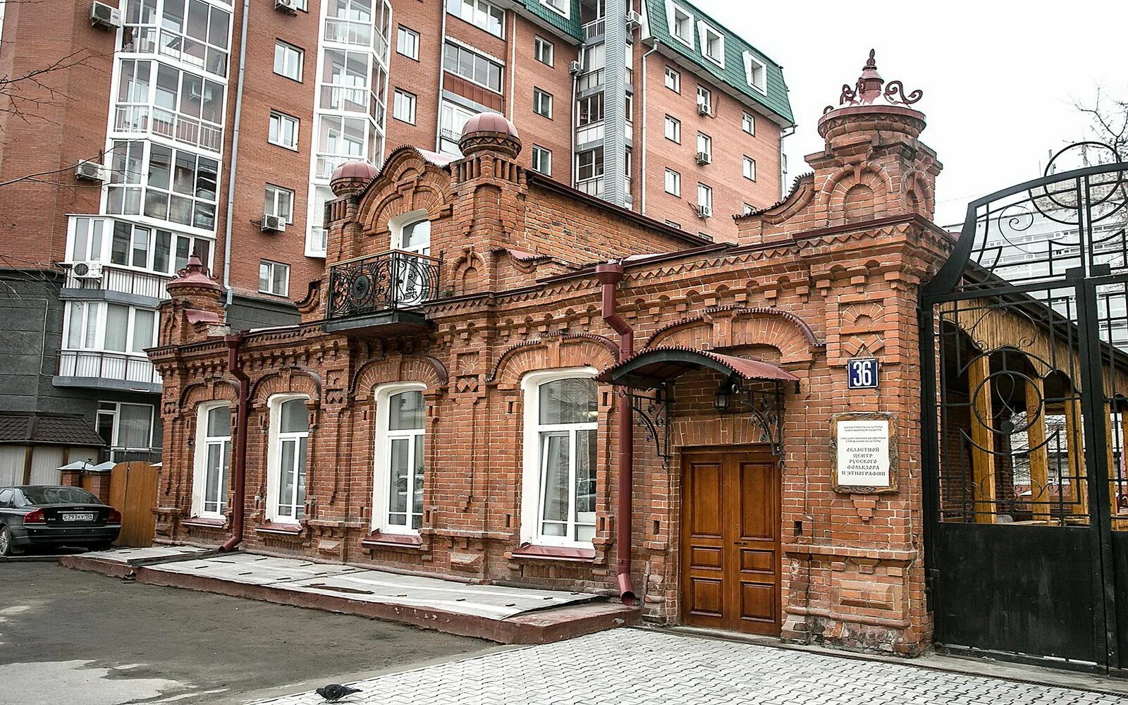 Дом б 36. Каменный особняк с мезонином новосибирск. дом с мезонином чаплыгина 36. улица чаплыгина новосибирск. памятник деревянного зодчества новосибирск чаплыгина 25.
