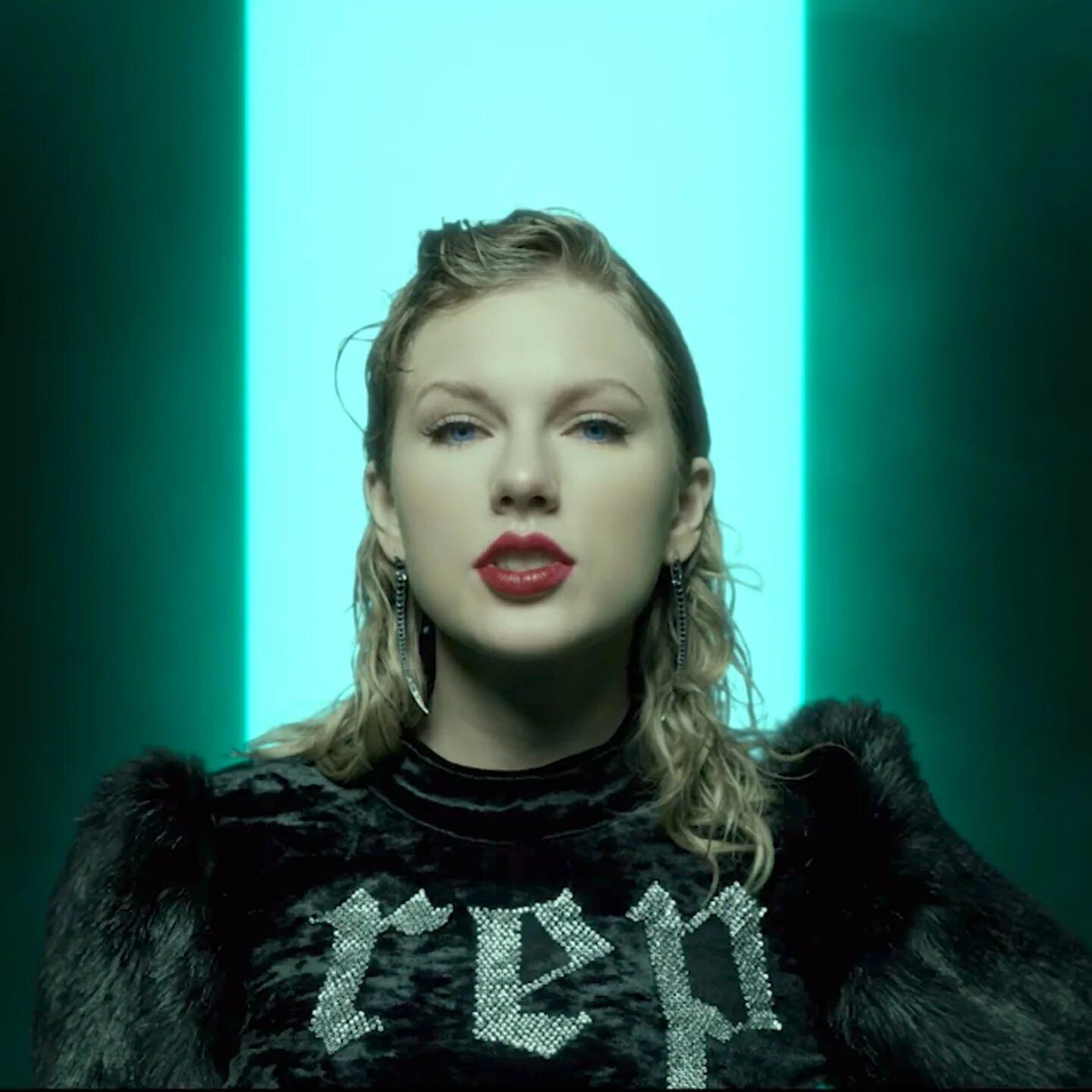 Taylor swift look what you do. Тейлор свифт look what you made me do. look what you made me do. what you look. тейлор свифт клип what you made me do look.
