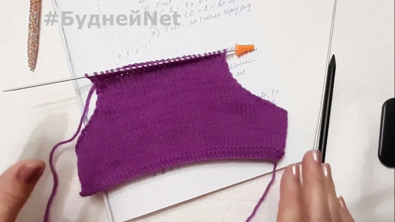 Закрытие проймы спицами без ступеньки. Закрытие петель горловины. Горловина без ступенек спицами. Как закрыть горловину без ступенек спицами. Закрытие горловины без ступенек.