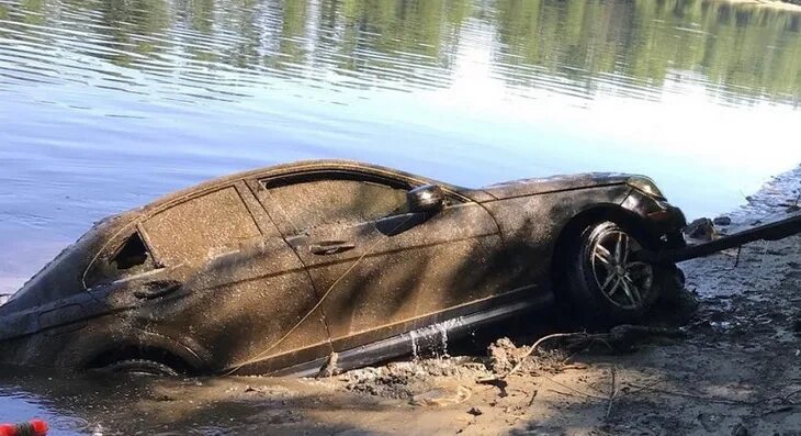 Утопленные машины. Утонувший автомобиль.