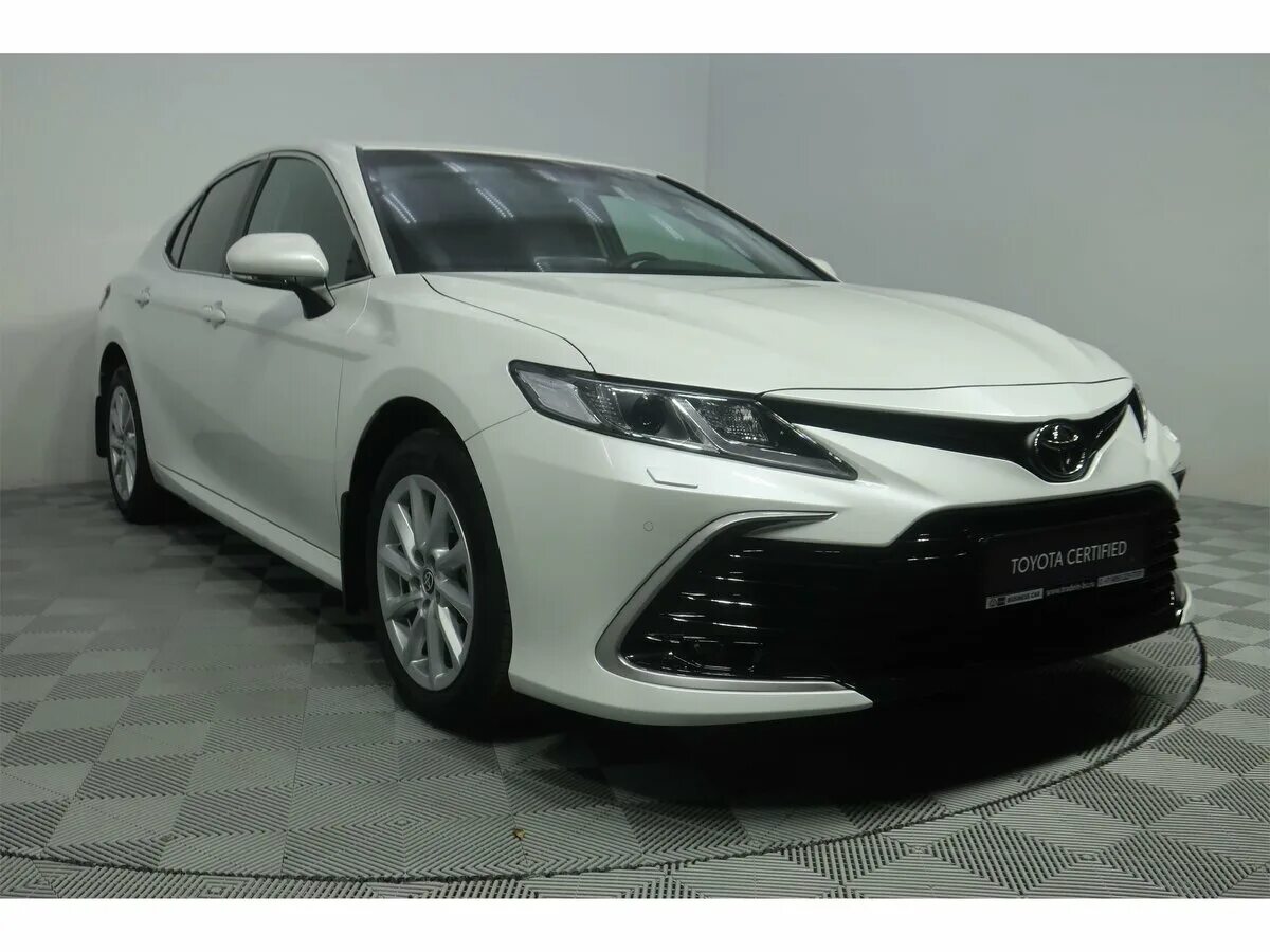 Toyota Camry 2022 Рестайлинг. Toyota Camry 2022 белая. Камри 2022 года белая. Camry 2019-2022. Тойота камри 2022 цена в салоне