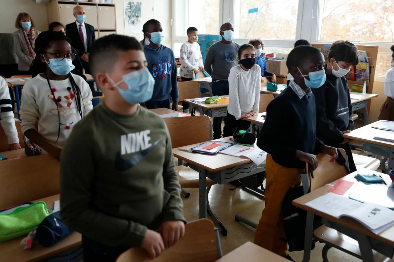 She french at school. Школа во Франции. Французские школьники. Ученики французской школы. Школы во Франции школьники.