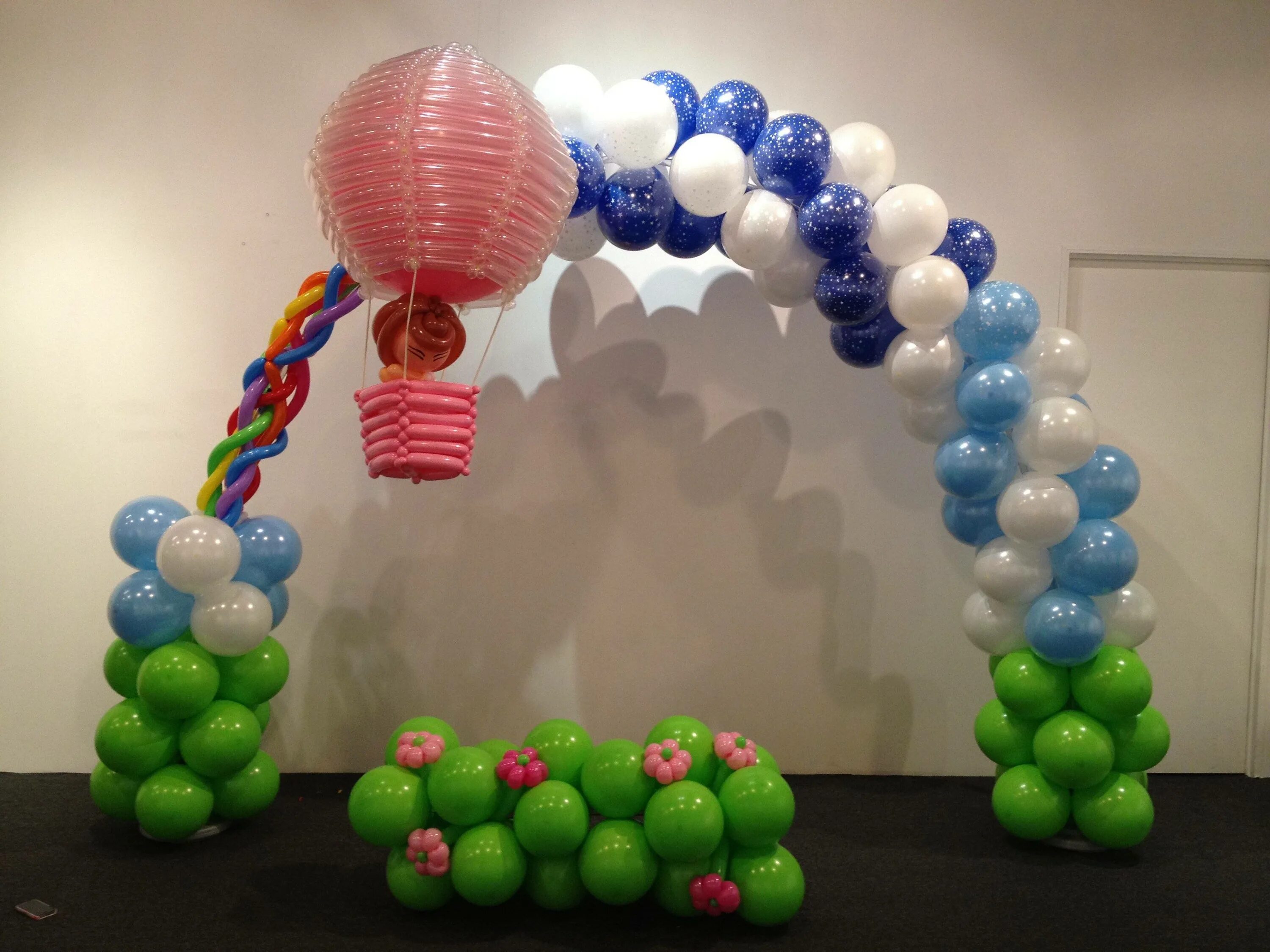 Декорация шаров. Украшение шарами. Украшение из шариков. Украшение зала из шаров. Украшение воздушными шариками.
