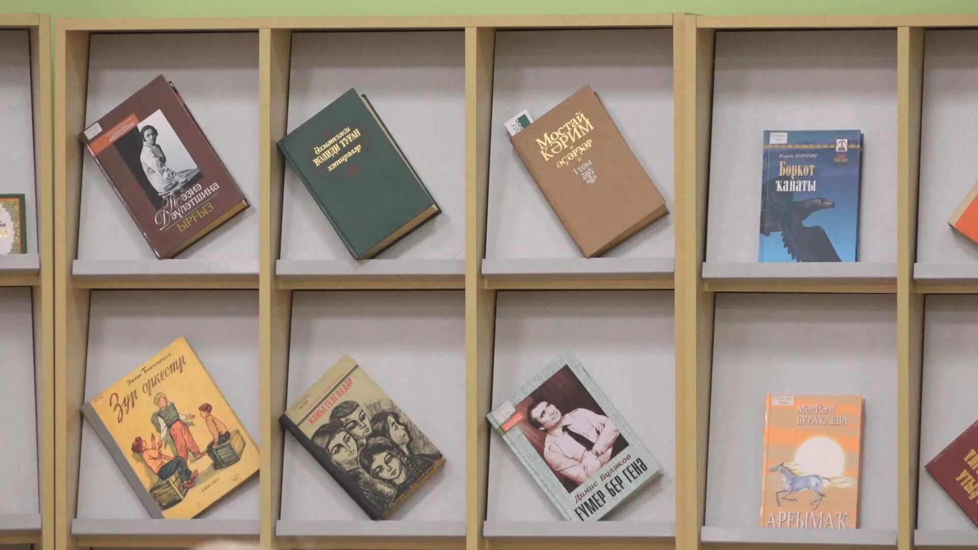 Книги башкир. Книги башкирских писателей. 100 лучших книг по башкирской истории. башкирские писатели о войне книги. башкирских писателей и поэтов в библиотеке.