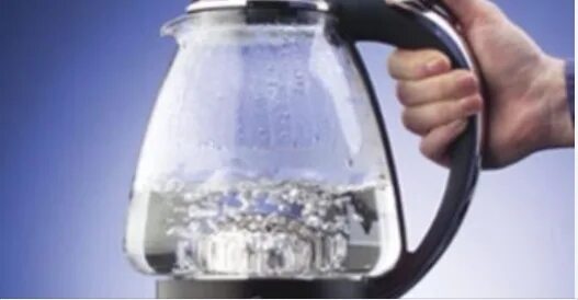 Чайник на стакан воды. Вода в чайнике. Кипячение воды. Электрочайник для бутылки воды. Стеклянный чайник для кипячения воды.