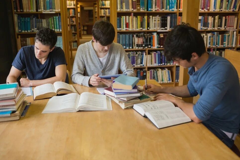 Библиотека студента. Студенты в библиотеке. Учеба в библиотеке. Заниматься в библиотеке. Студенты в читальном зале.