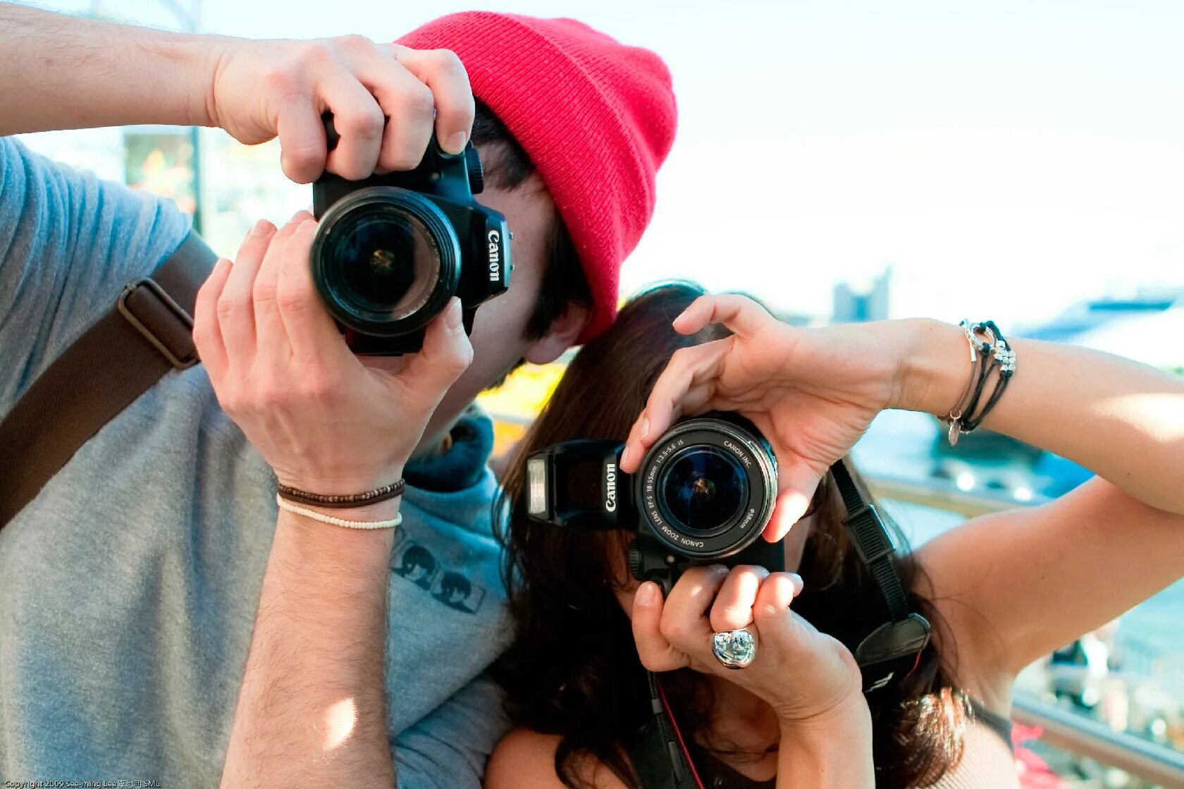 Фотокружок. Подросток с фотоаппаратом. Фотоаппарат фоткает. Турист с фотоаппаратом. Фотограф с фотоаппаратом.