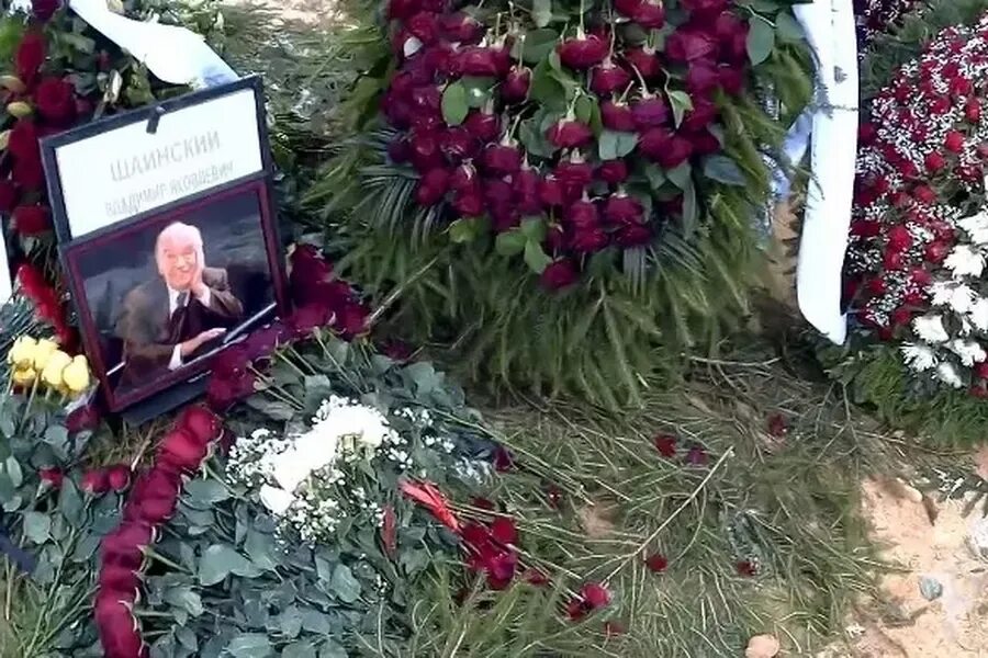 Памятник шаинскому на троекуровском кладбище. Шаинский памятник пугачева. Троекуровское кладбище шаинский. Троекуровское кладбище шаинский. Могила шаинского на троекуровском.