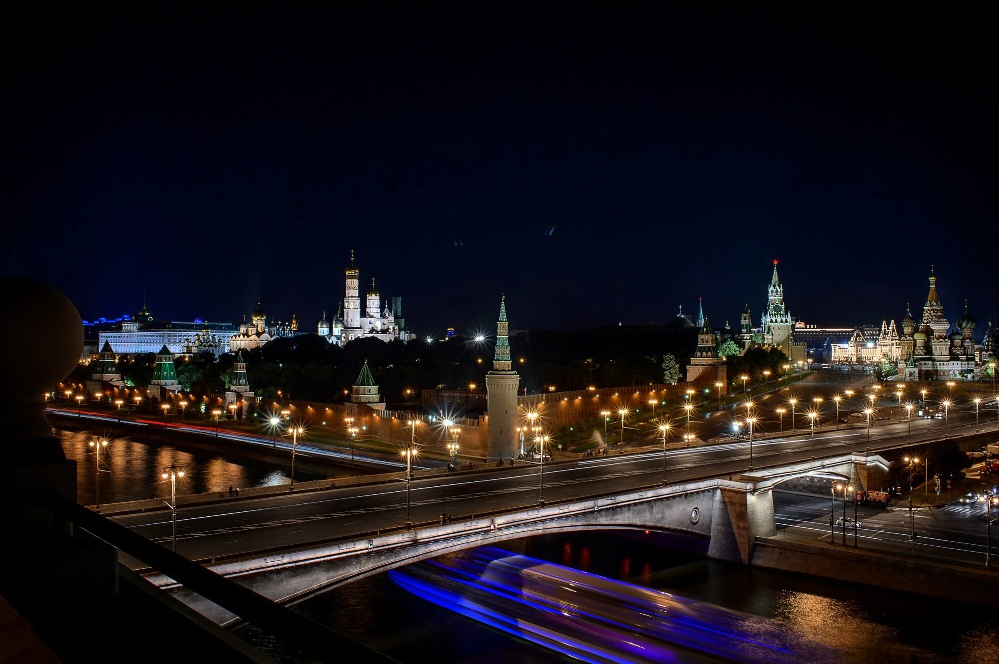 Москва день и ночь. Ночная казань. Набережная москва река парк горького москва ночь. Ночная москва. Ночная москва парк горького.