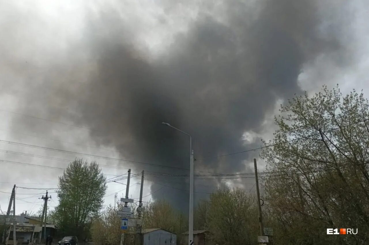 Узнать твориться. Сильный пожар. Пожар в городе. Сегодняшний пожар. Индустриальные пожары.