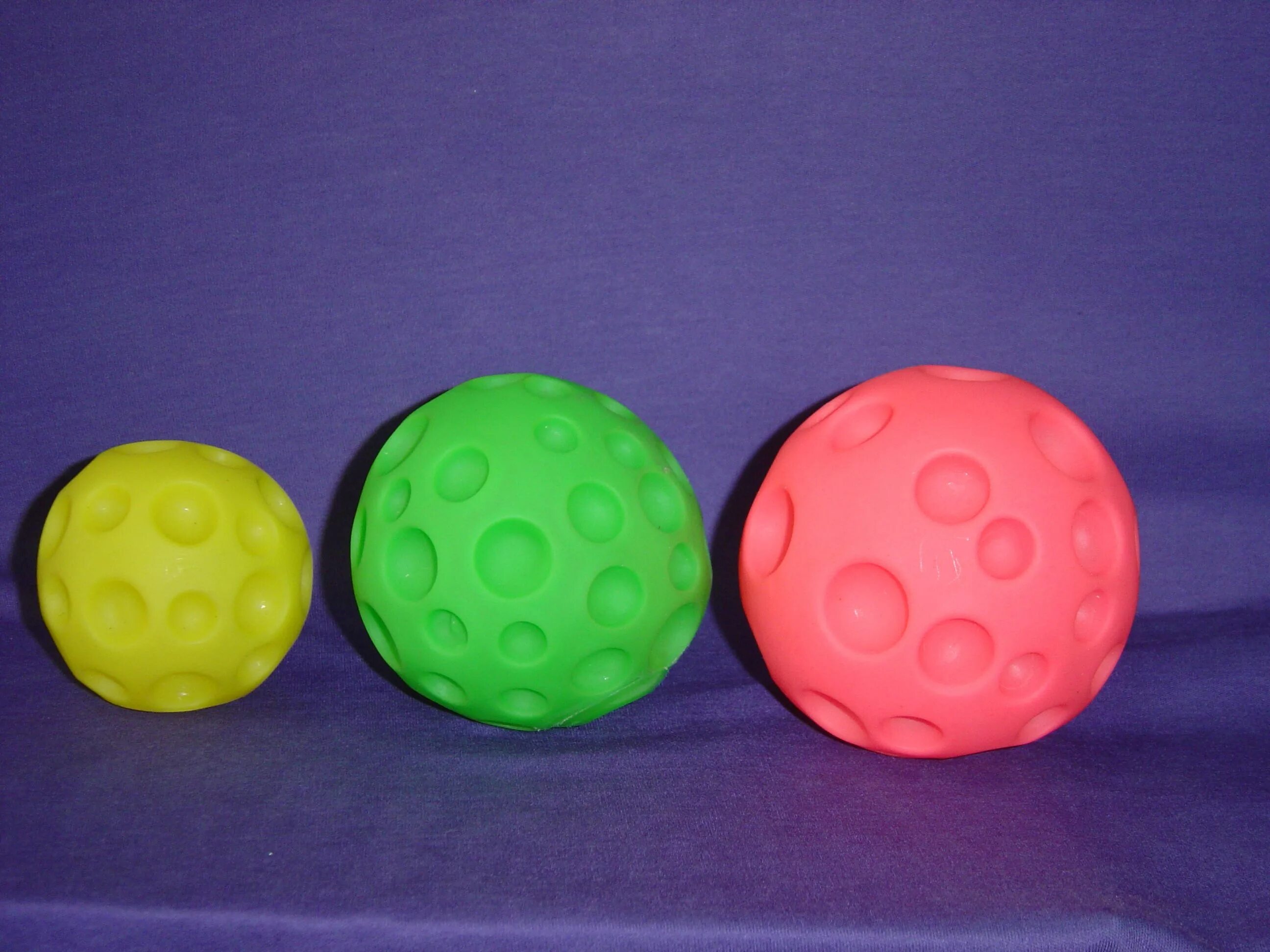 Сделать шарики из пластилина. Мячики для детей. Мяч в игре!. Цветные мячики. Мяч с выемками.
