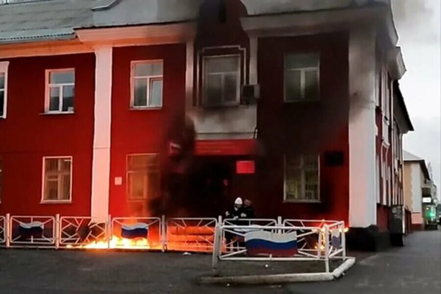 Поджог военкомата. Поджог военкомата кемерово. в томске подожгли военкомат. поджег военкомата в железнодорожном. в нижнем новгороде подожгли военкомат.