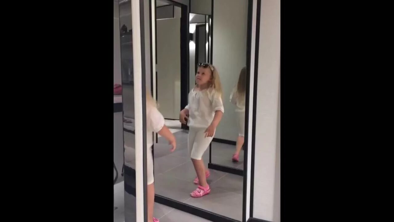 Красивая девушка переодевается. Видео где девушка переодевается. Видео где девушка переодевается. Красивая женщина переодевается. Девушки в примерочной в магазине.