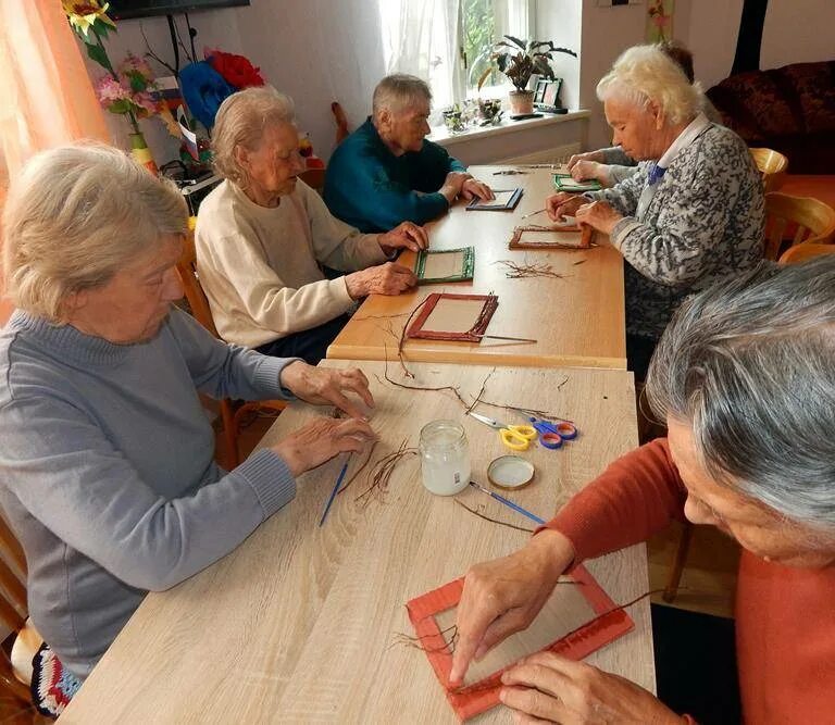 Пенсионеры 65 лет выплаты. Арт-терапия для пожилых людей. Кружки рукоделия для пенсионеров. Арт терапия для пожилых. Занятия для пожилых людей.