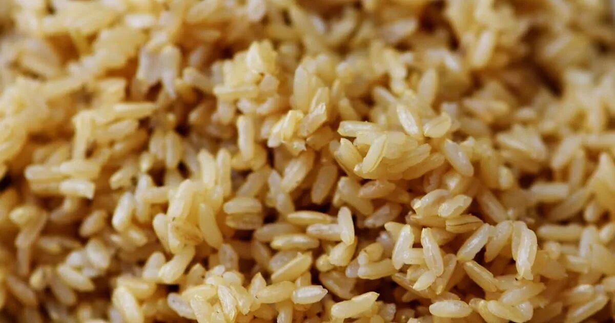 Рис и бурый рис разница. Рис бурый нешлифованный. Неочищенный рис. Бурый неочищенный рис. Очищенный рис.