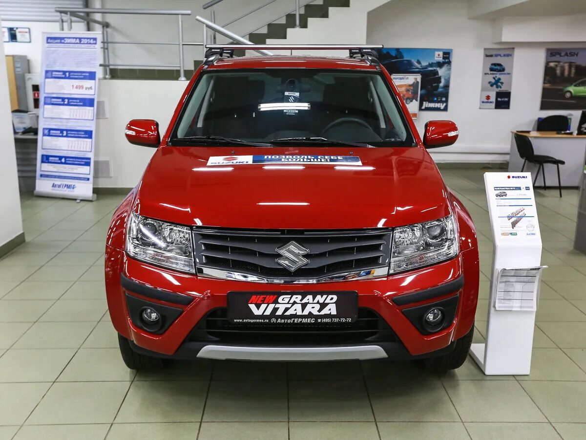Сузуки гранд с пробегом в москве. Suzuki grand vitara красная. сузуки витара красная 2014. сузуки гранд витара новая. сузуки гранд витара автосалон.