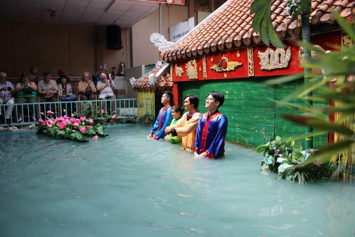 Театр марионеток на воде вьетнам. Вьетнамский театр кукол на воде. Театр кукол на воде вьетнам. Кукольный театр на воде вьетнам ханой. Кукольный театр на воде вьетнам ханой.