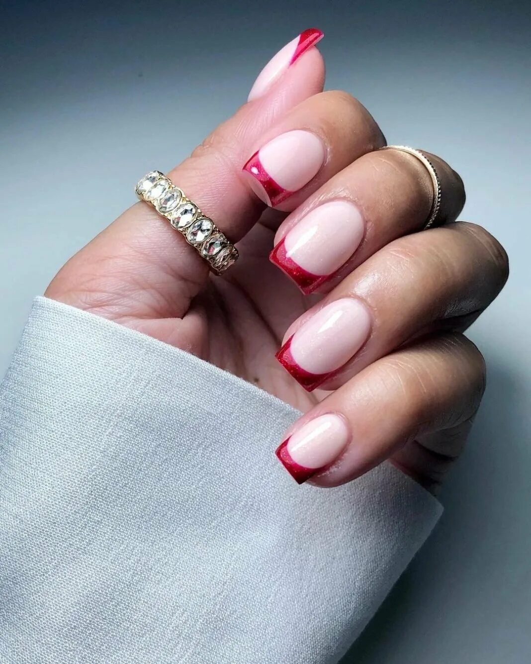 бежевые ногти с красной полоской. красный маникюр на короткие ногти. наращивание ногтей красный френч с блестками. красный френч на мягкий квадрат. красный светоотражающий маникюр френч.