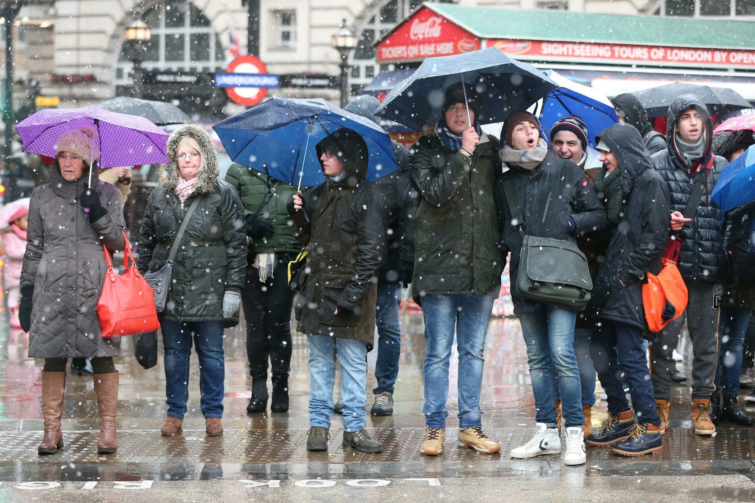 Климат Лондона. Люди в Англии зимой. Дождь в Великобритании. Зима в Лондоне сейчас.