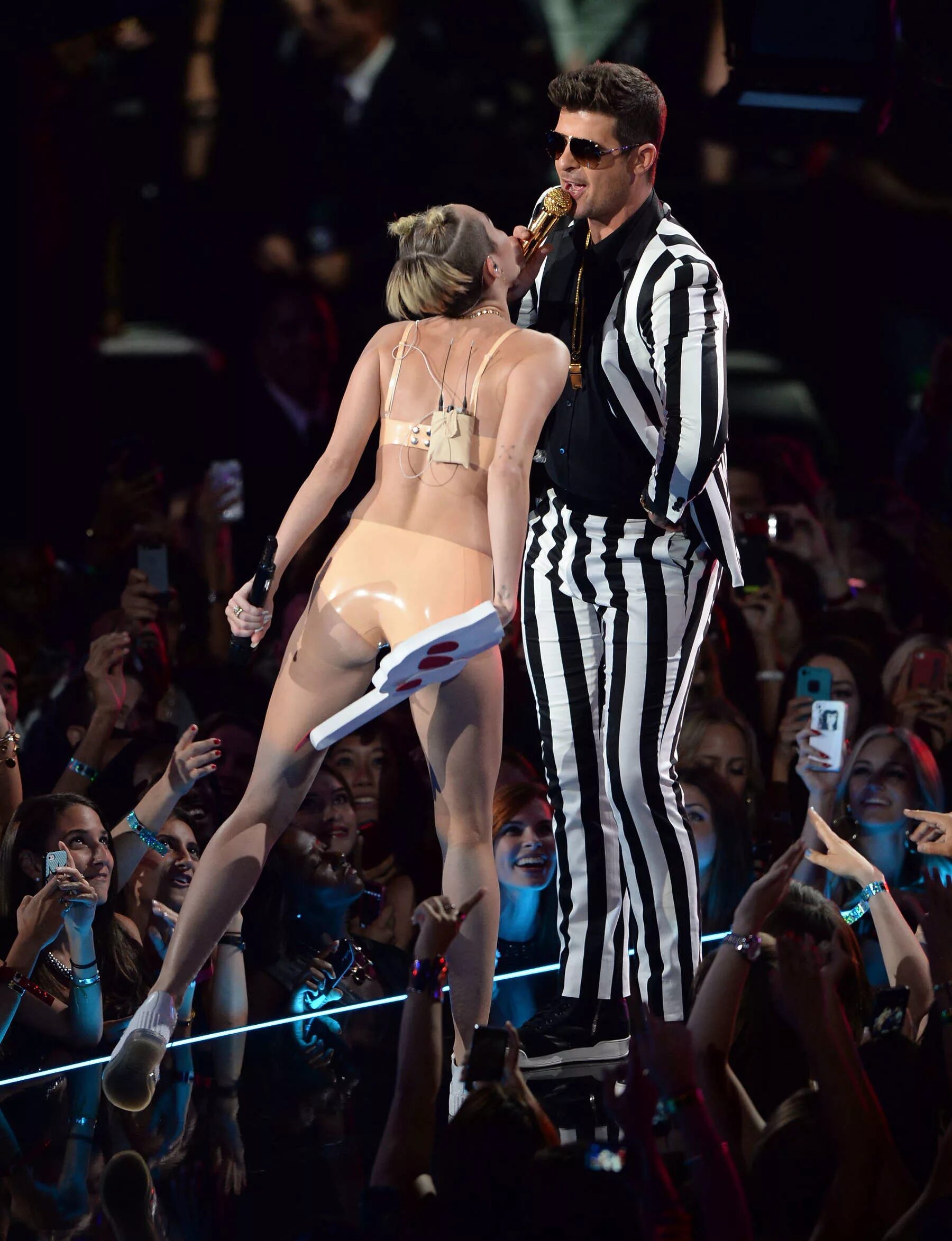 Скандальное выступление. Майли сайрус vma 2013. майли сайрус на mtv vma-2013. майли сайрус перфоманс. выступление майли сайрус 2025.