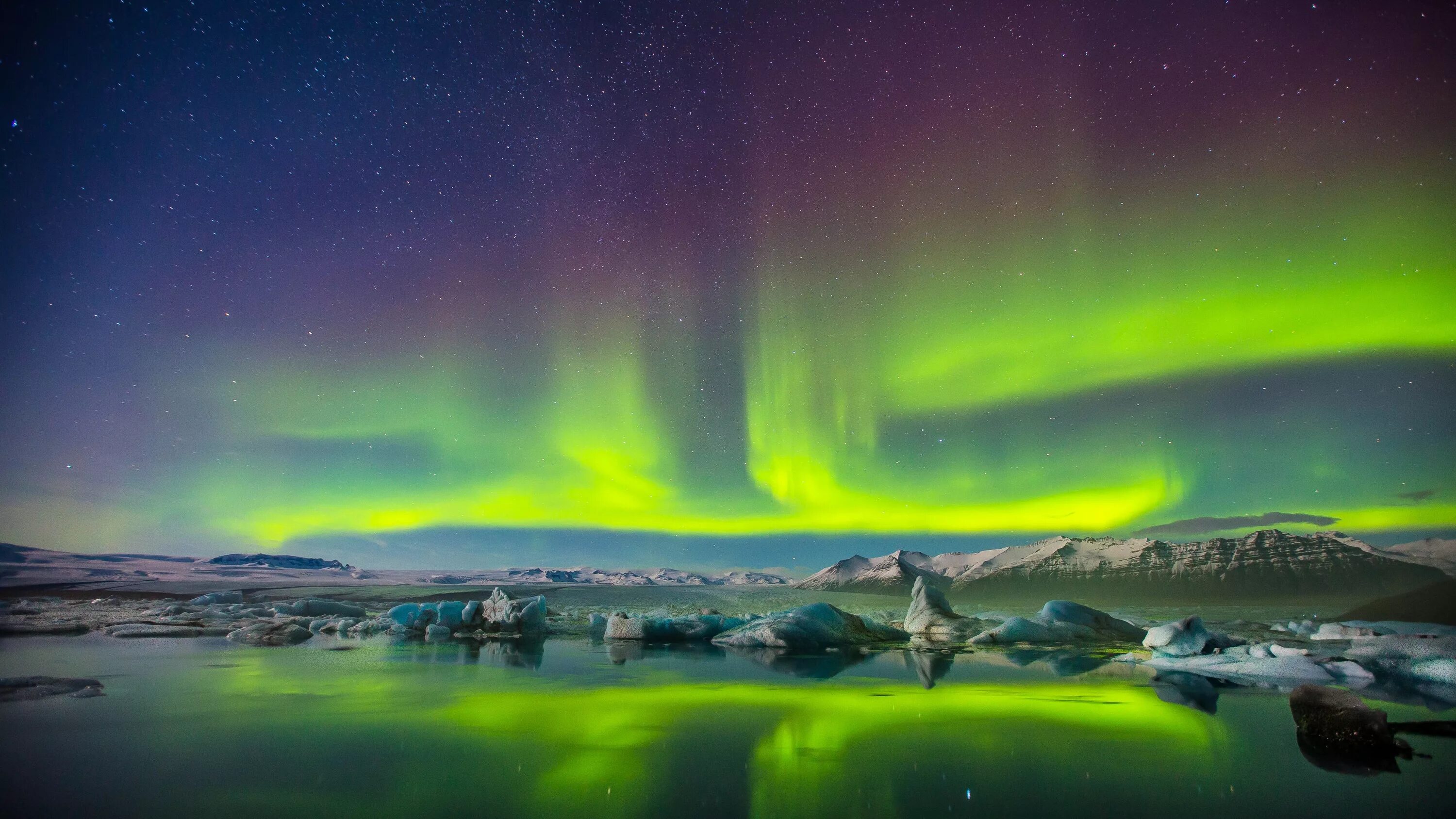 Покажи фул. Aurora Borealis Северное сияние. Северно Ледовитый океан Северное сияние. Северное сияние Тикси. Полярное сияние на Кольском полуострове.