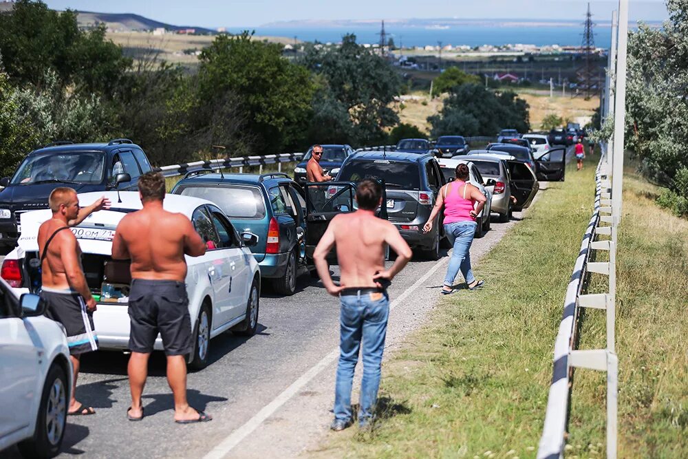 Пробка в Крым. Пробки из Крыма. Фото пробок на Керченской переправе. Пробки в Крыму сейчас. Почему нельзя в крым