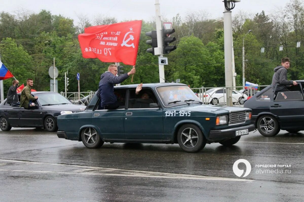 Автопробег с флагами России. Автопробег ко Дню Победы. Машина с флагом 9 мая. Автопробег 9 мая.