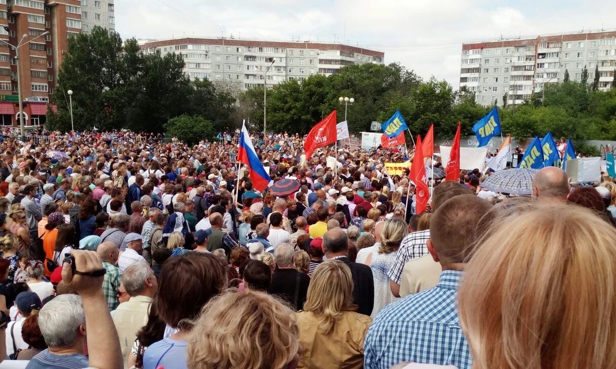 Митинг пенсионная. Против пенсионной реформы. Митинги против пенсионной реформы в России. Пенсионная реформа КПРФ. Митинг КПРФ В Вологде.