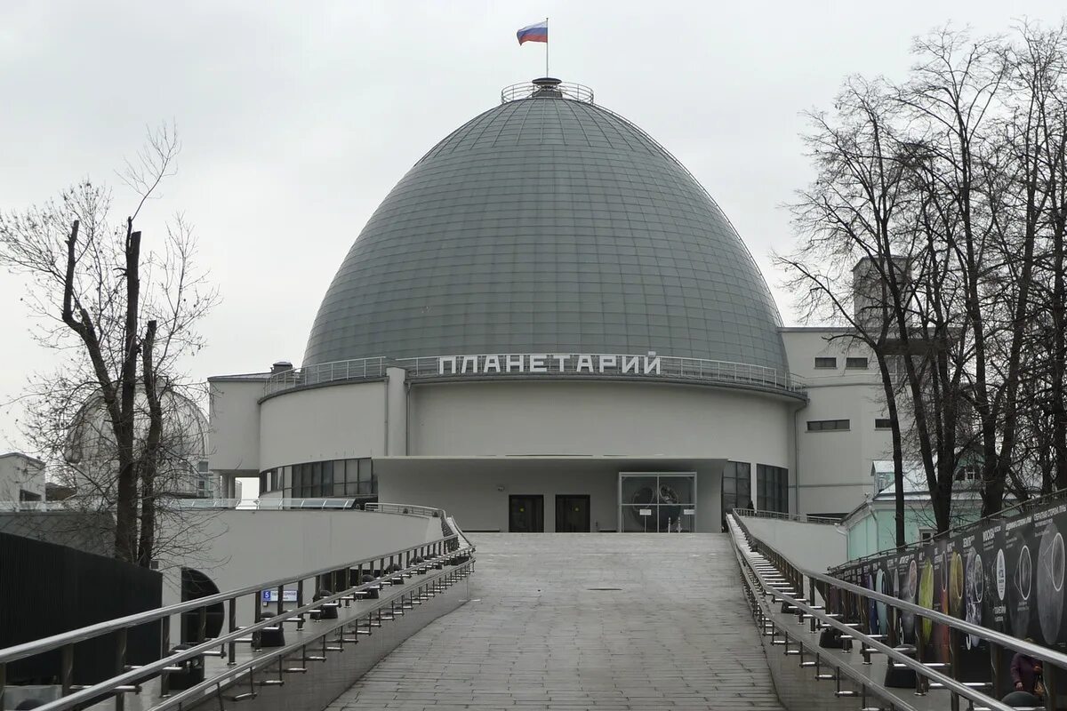 Планетарий попова. Екатеринбургский планетарий Толмачева 12. Планетарий Екатеринбург розы Люксембург. Цифровой планетарий Екатеринбург. Зал планетарий Екатеринбург.