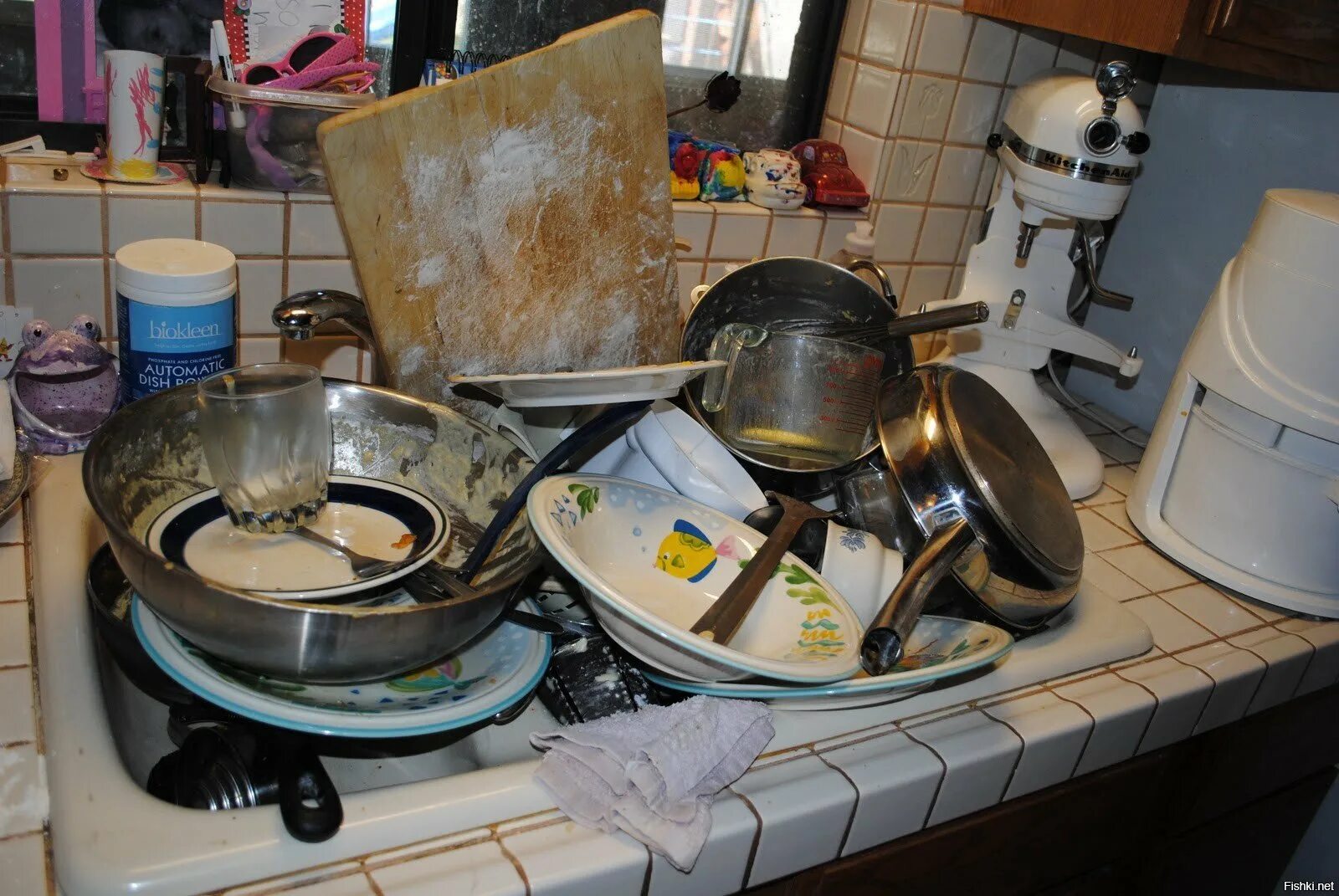 Почему посуда не мыта. Грязная посуда. Немытая посуда в раковине. Гора грязной посуды. Кухня с немытой посудой.
