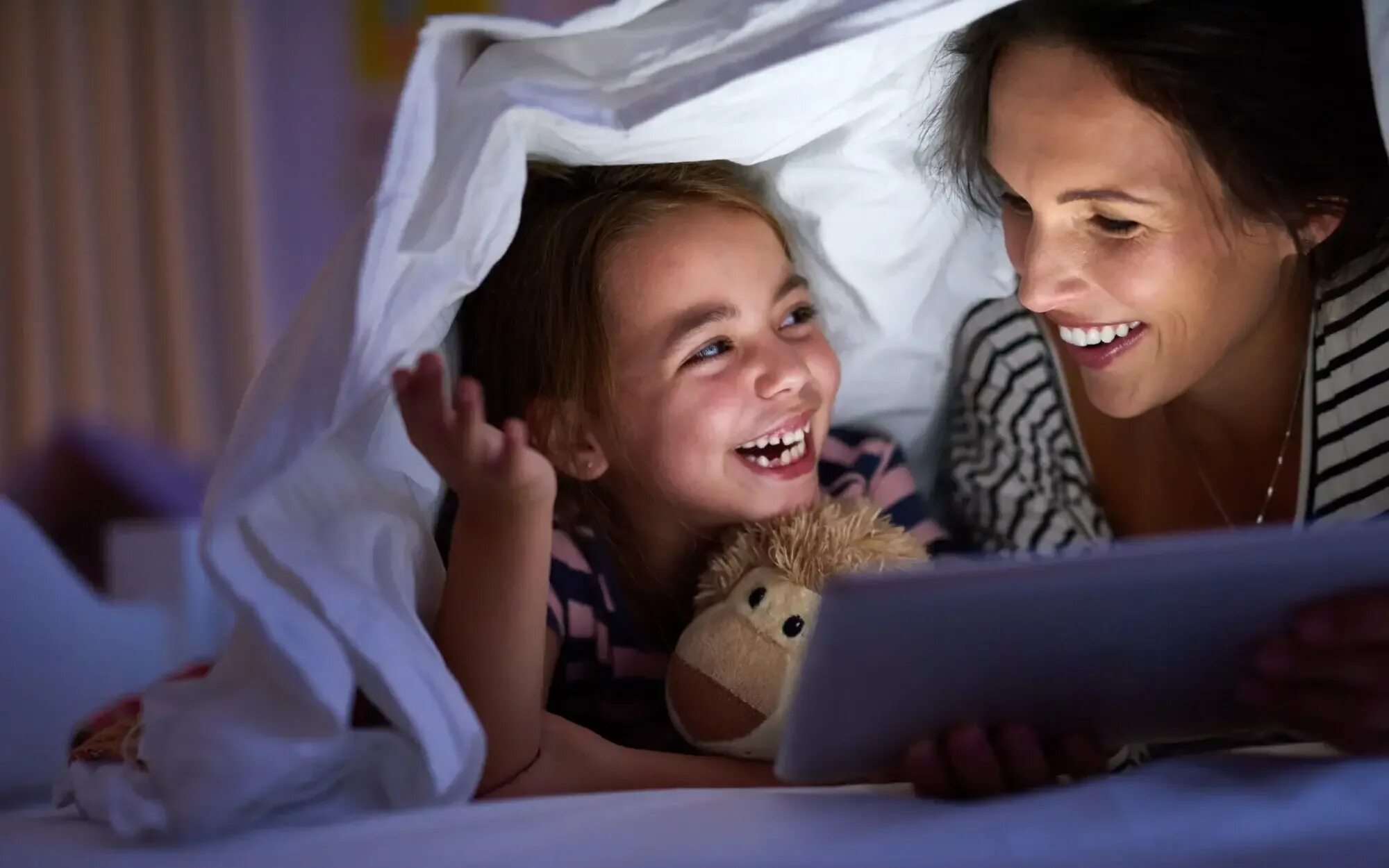 Укладывать ребенка. Ребенок перед сном. Что говорить ребенку перед сном. Ребенок в кровати перед сном. Чтение на ночь.