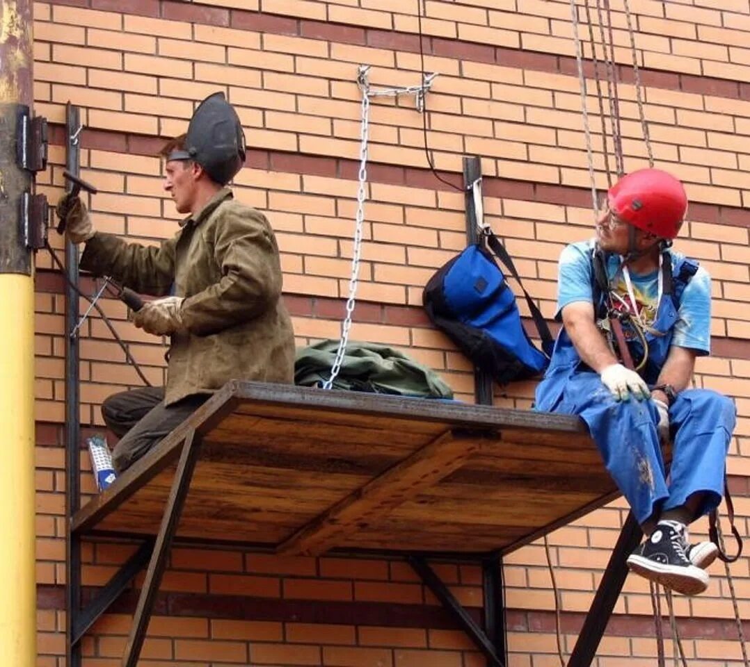 Несоблюдение требований строительства. Несоблюдение требований строительства. Нарушение на стройке. Нарушение охраны труда при работе на высоте. Нарушил технику безопасности.