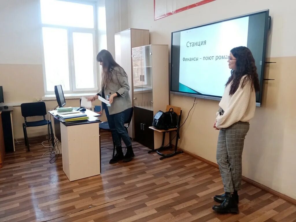 женщина обучается. подготовка бухгалтеров. экономика и бухгалтерский учет. курсы бухгалтера. бухгалтерия в техникуме.