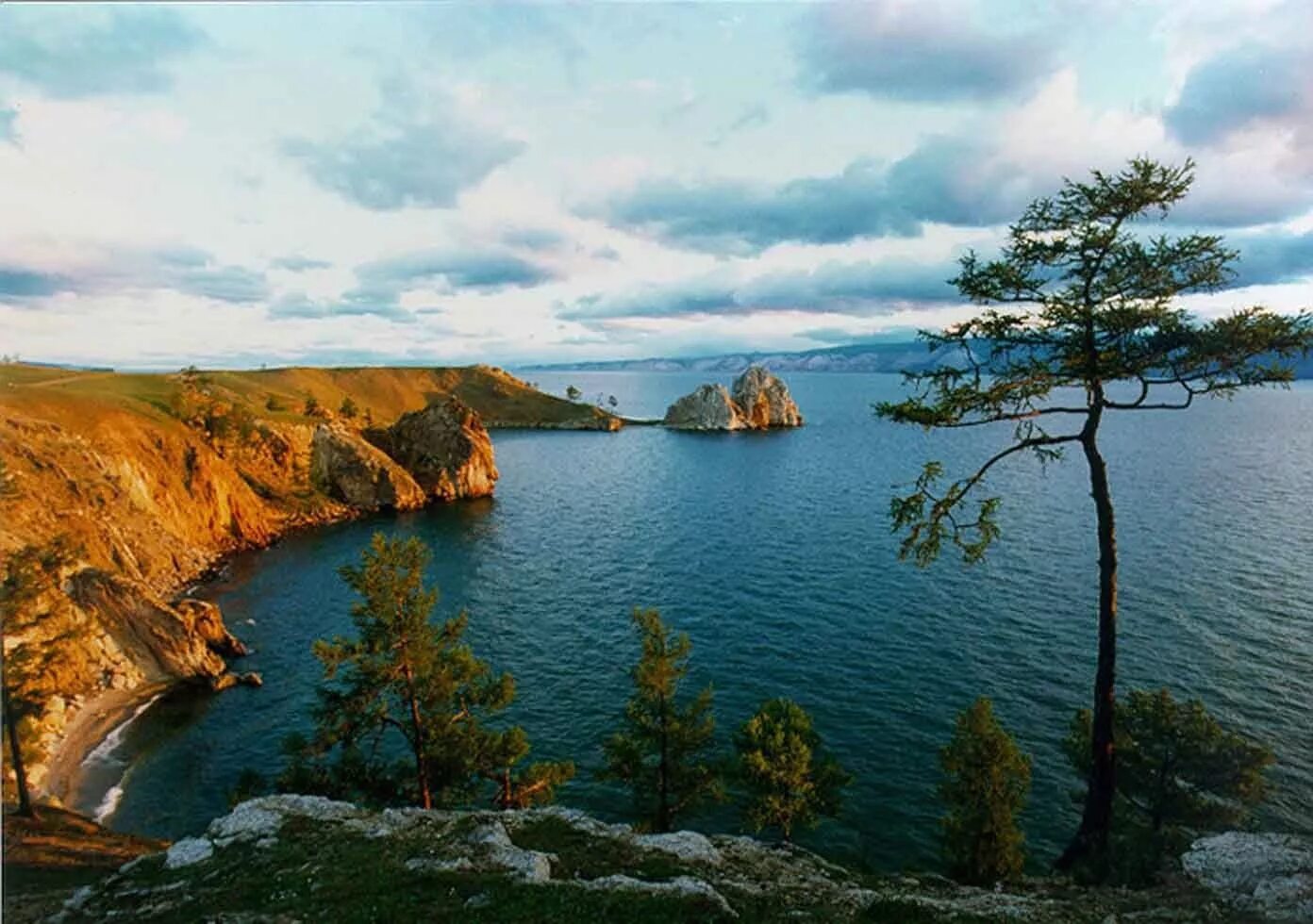Самое большое озеро. Озеро байкал глубже ладожского озера. Глубокое озеро байкал. Озеро байкал глубже ладожского озера. Озеро байкал, восточная сибирь.
