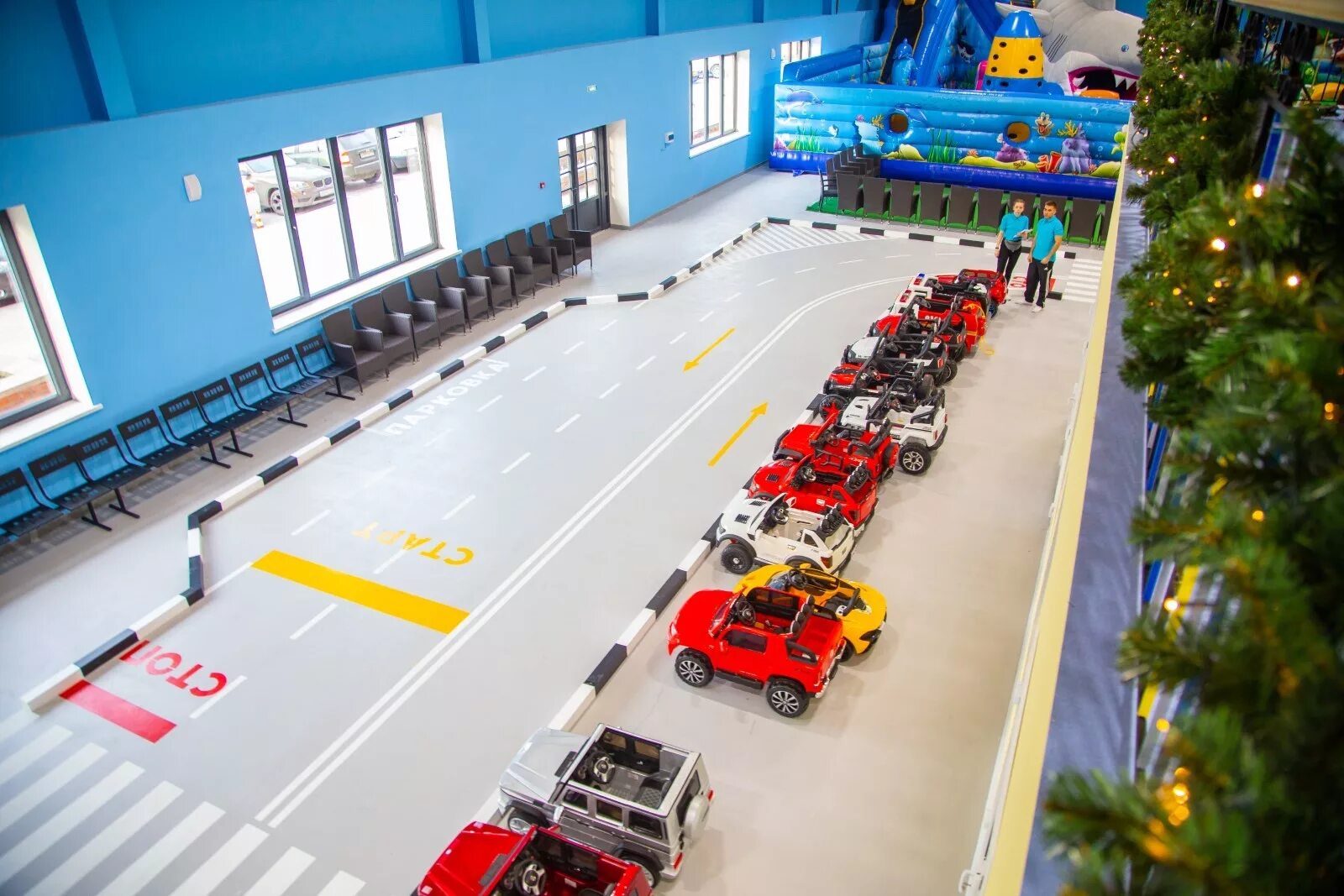 Детские аттракционы про машинки. Детский аттракцион машинки. Автодром парк аттракционов. Детский автодром на электромобилях. Аттракцион автодром для детей.