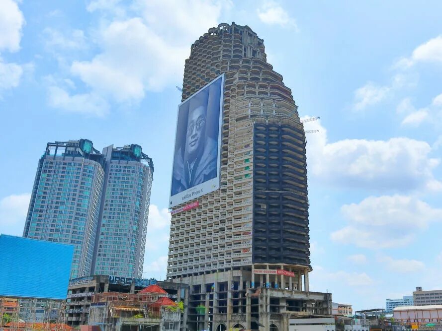 Unique tower. Небоскреб Sathorn unique Tower. Саторн Юник Тауэр. Башня призрак Бангкок. Sathorn unique внутри.