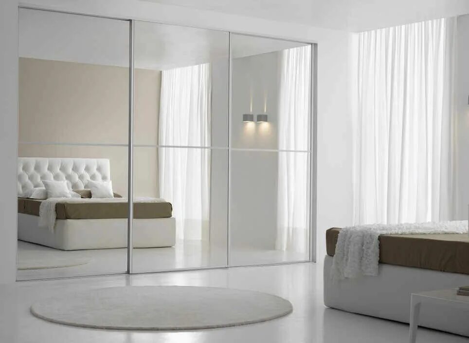 Шкаф с зеркальными дверями. 3. Белый шкаф купе аристо с зеркалом. Шкаф купе 4 двери с зеркалом белдорфф. Фото зеркального шкафа.