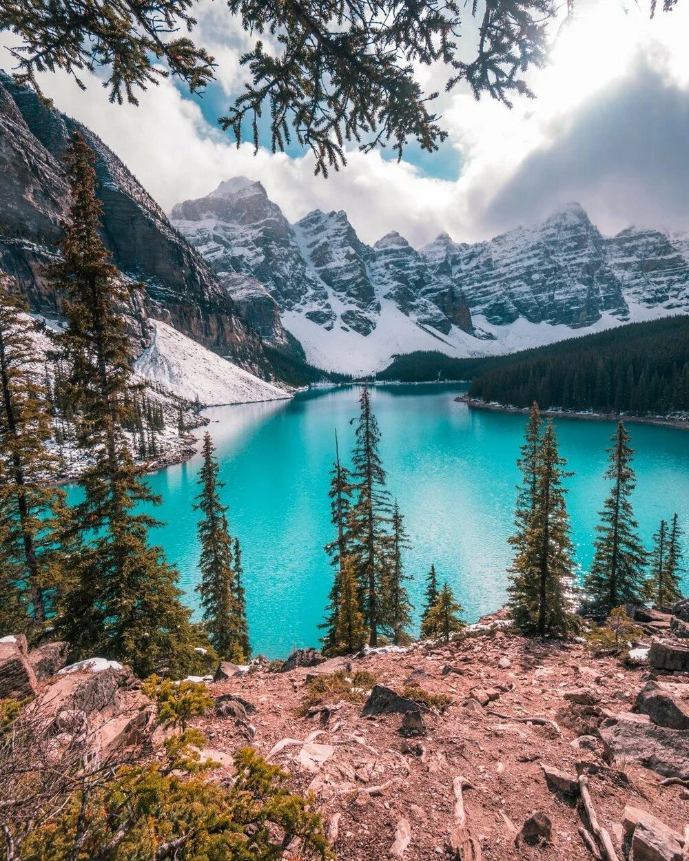 Canada lakes. Морейн Канада. Озеро Морейн. Канада оз Морейн.