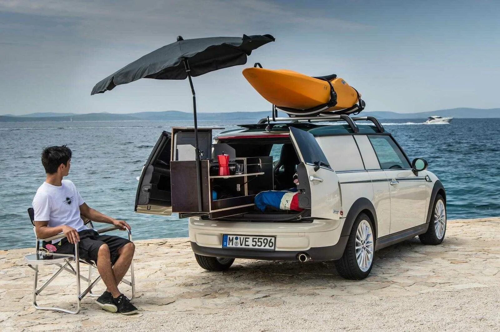 Лодка на крыше автомобиля как называется. Mini Clubvan Camper. Mini Cooper Camper. Mini Cooper для путешествий. Путешествие на автомобиле.