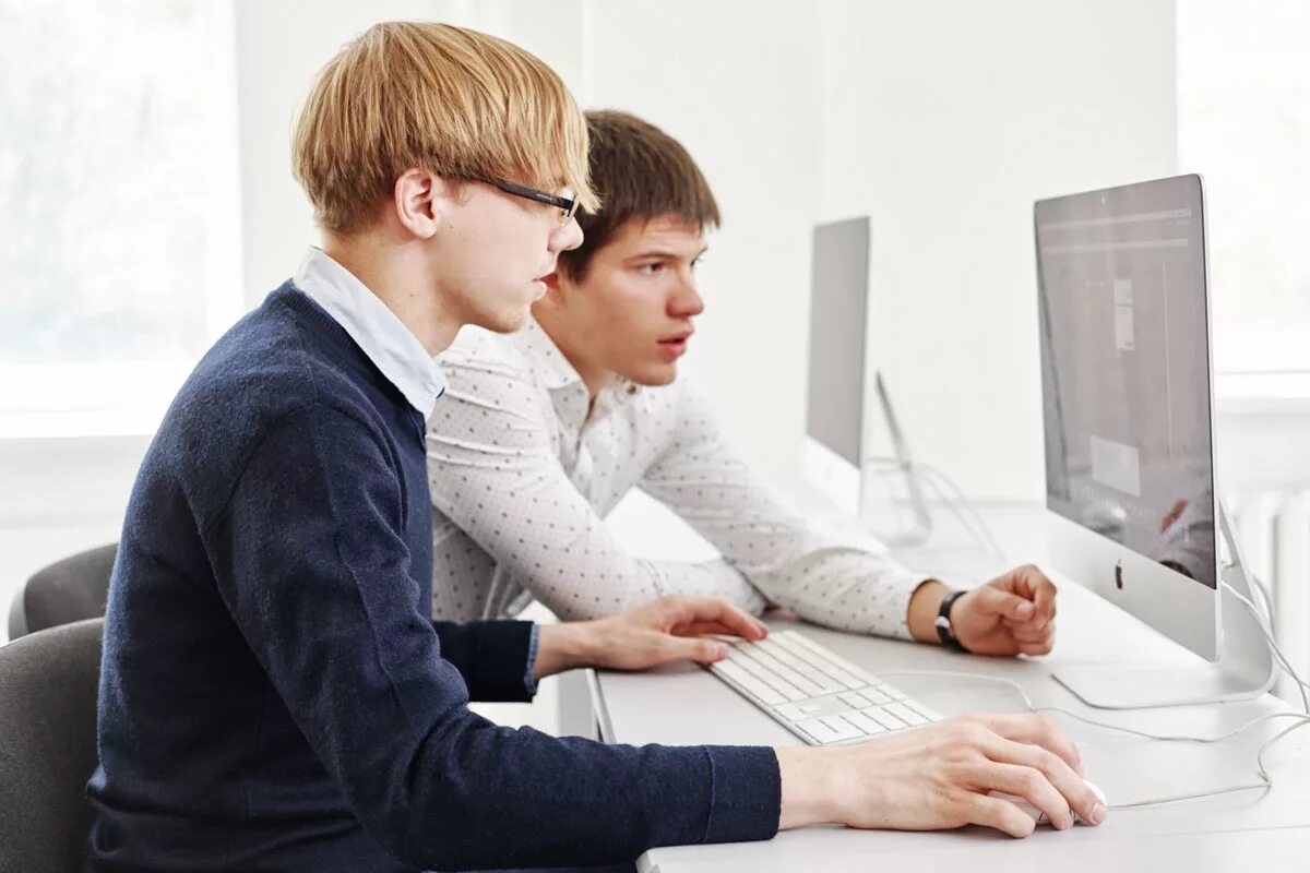 Работник компьютер. Рабочее место it специалиста. Информационные технологии в крупных компаниях. Бизнес изображения. Обучаемость пользователей.