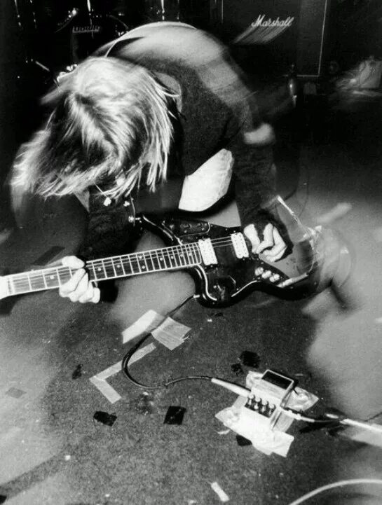 Курт Кобейн. Курт Кобейн с гитарой. Нирвана гитара Курта Кобейна. Nirvana гитара Кобейна. Nirvana guitar